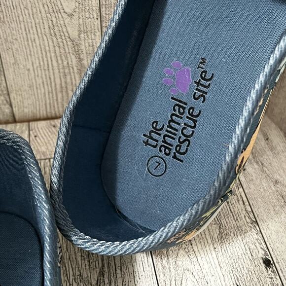 The Animal Rescue Site Dog Shoes Women’s 7 Flat Slip On Canvas Loafers - Picture 5 of 7